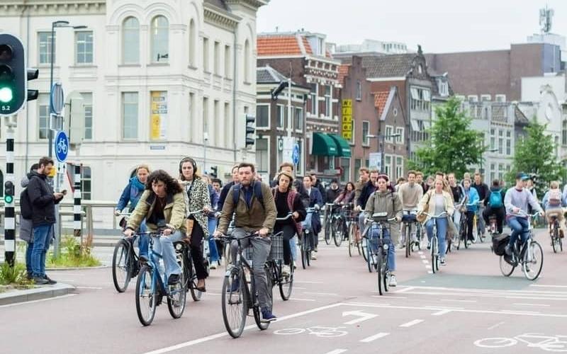 <p>Een nieuwe app zorgt ervoor dat fietsers vaker groen licht krijgen bij stoplichten. De maker noemt het 'een soort super stoplichtknopje' dat het fietsen door de stad een stuk soepeler maakt.</p>
