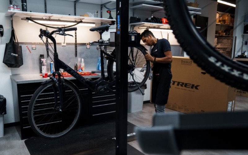 <p>Heb je&nbsp;een lekke band, een defecte rem of wens je&nbsp;een compleet onderhoud aan uw favoriete tweewieler. Wij helpen je&nbsp;snel en vakkundig terug de baan op. Wij hebben ruime ervaring met zowel stadsfietsen, mtb's en racefietsen.&nbsp;</p>
