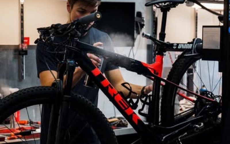 <p>Vanaf nu is het mogelijk om 24/7 jouw tweewieler in te boeken voor reparatie. Als je een afspraak maakt hebt je jouw fiets sneller terug.</p>