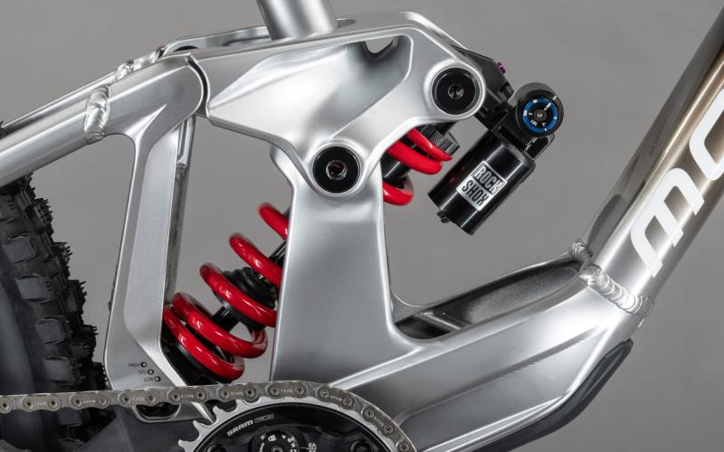 <p>DE INSTALLATIE MOET EENVOUDIG ZIJN.<br />
<br />
De perfecte afstelling is persoonlijk. Maar je hoeft er niet naar te zoeken. De geheel nieuwe BoXXer stroomlijnt het afstellen van de ideale setup voor racers met instelknoppen die de instellingen duidelijk weergeven en fijnafstelling eenvoudig maken. Geen gedoe meer met klikjes tellen. Geen kostbare tijd meer verspillen op het circuit.</p>
